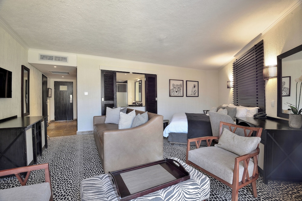 Luxury King Suite photo 3