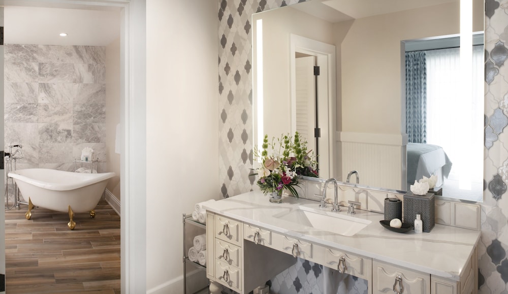 Suite, Multiple Beds (RI Shower) thumbnail 5