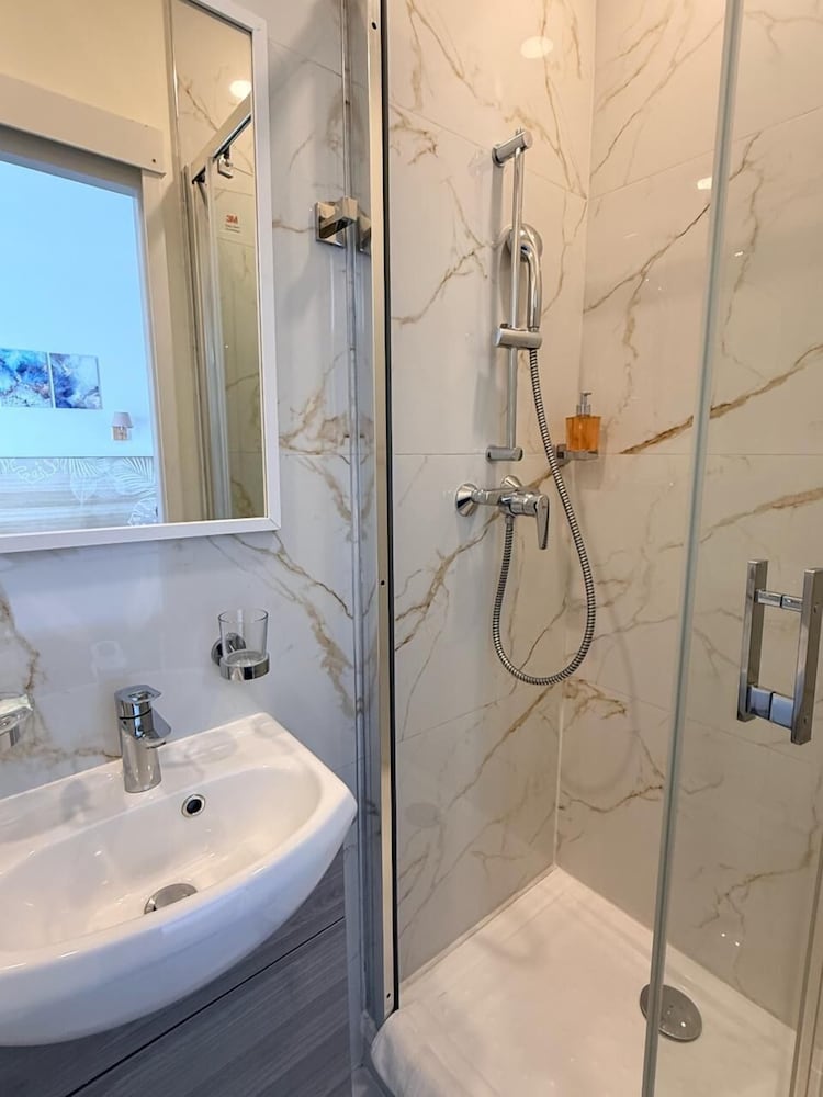 Deluxe Double Room - Photo 12