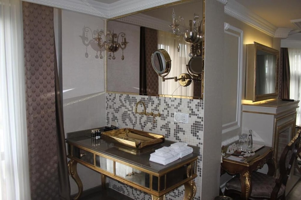 Deluxe Room - Partial Sea View photo 3