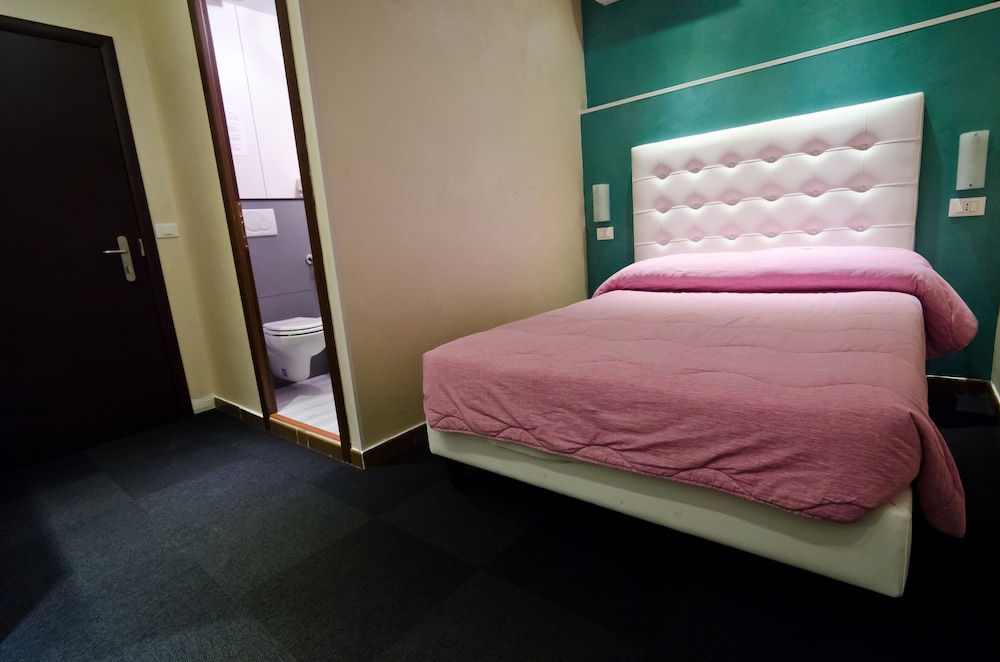 Standard Double Room - Photo 8