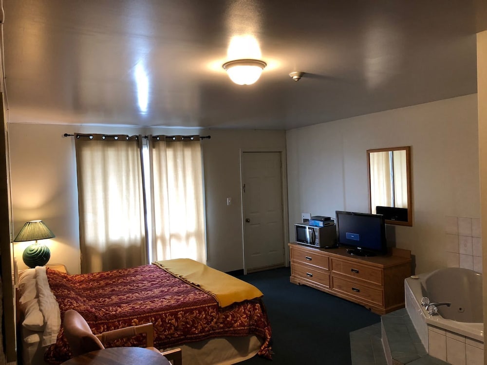 Standard Room, 1 King Bed photo 3