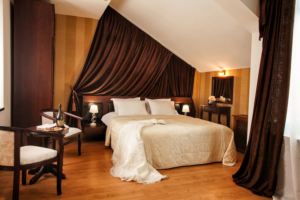 Honeymoon Suite, 1 Double Bed, Hot Tub, Mountain View photo 1