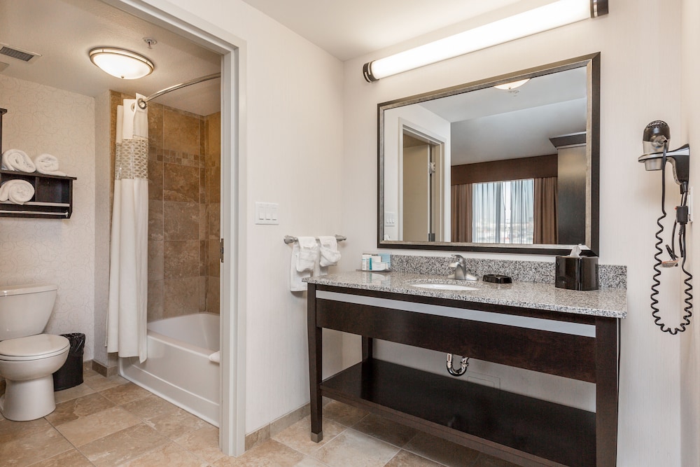 Suite, 1 King Bed, Accessible, Non Smoking photo 2