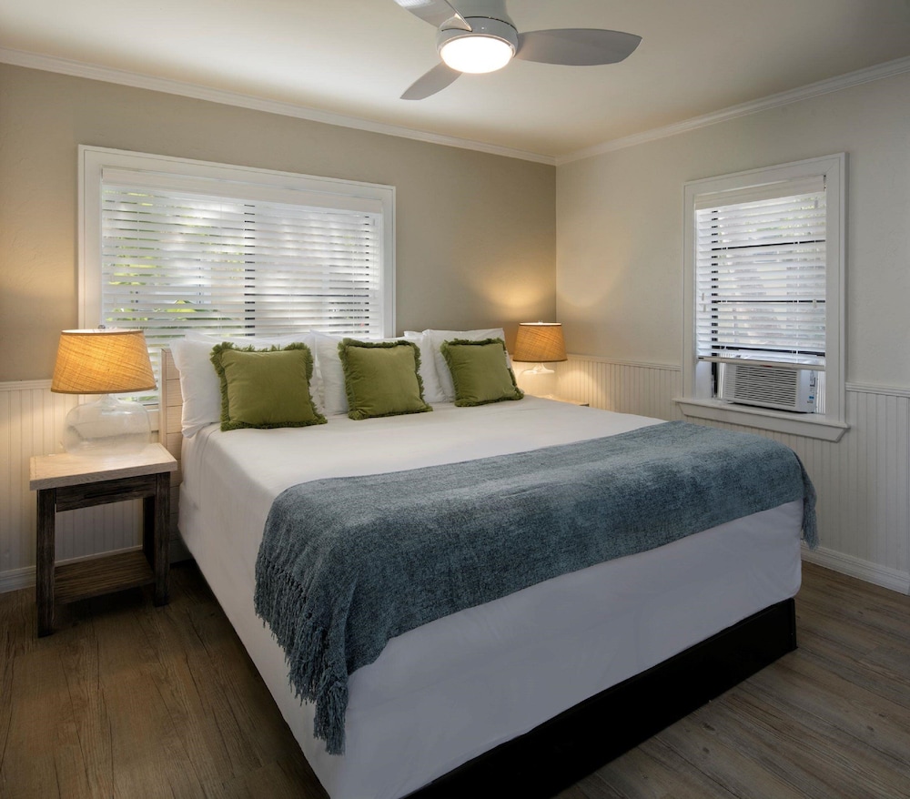 Suite, 1 King Bed with Sofa bed, Garden View - Photo 1