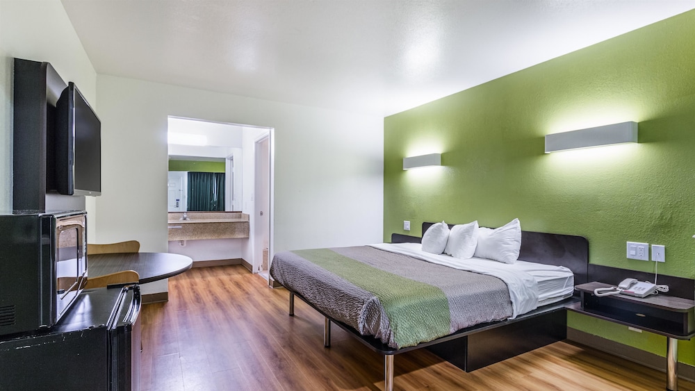 Deluxe Room, 1 King Bed, Non Smoking, Refrigerator & Microwave - Photo 4