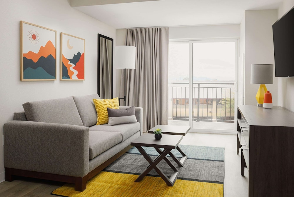 Suite, 2 Bedrooms, Balcony - Photo 2