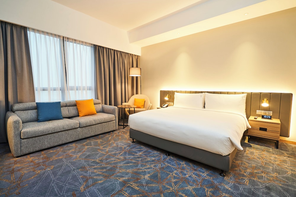 Premium Room, 1 King Bed, Club Lounge Access - Photo 3
