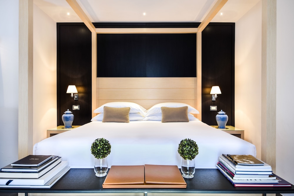 Superior Suite, 1 King Bed, City View photo 2