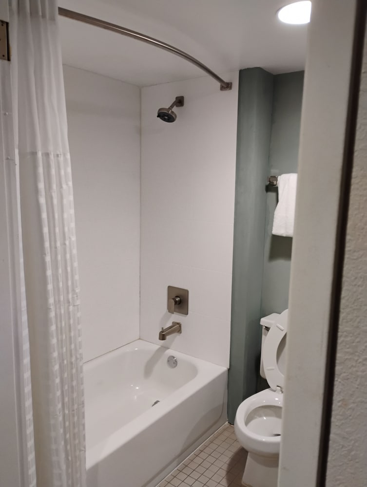 Standard Room, 2 Queen Beds - Photo 3