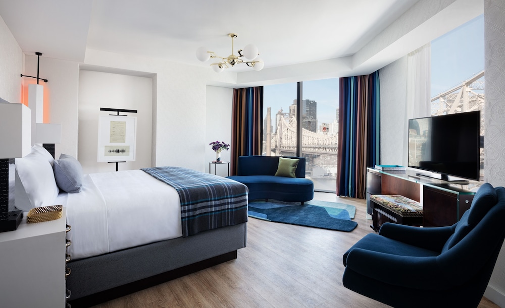 Junior Suite, 1 King Bed, Accessible (Mobility, Roll-In Shower) photo 1