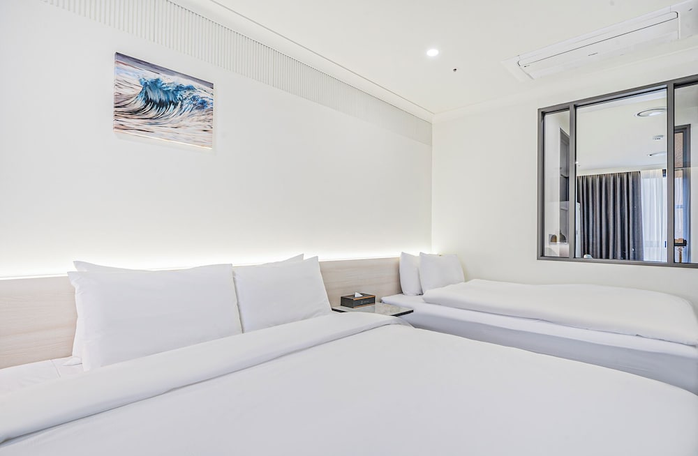 Superior Family Room - Photo 2