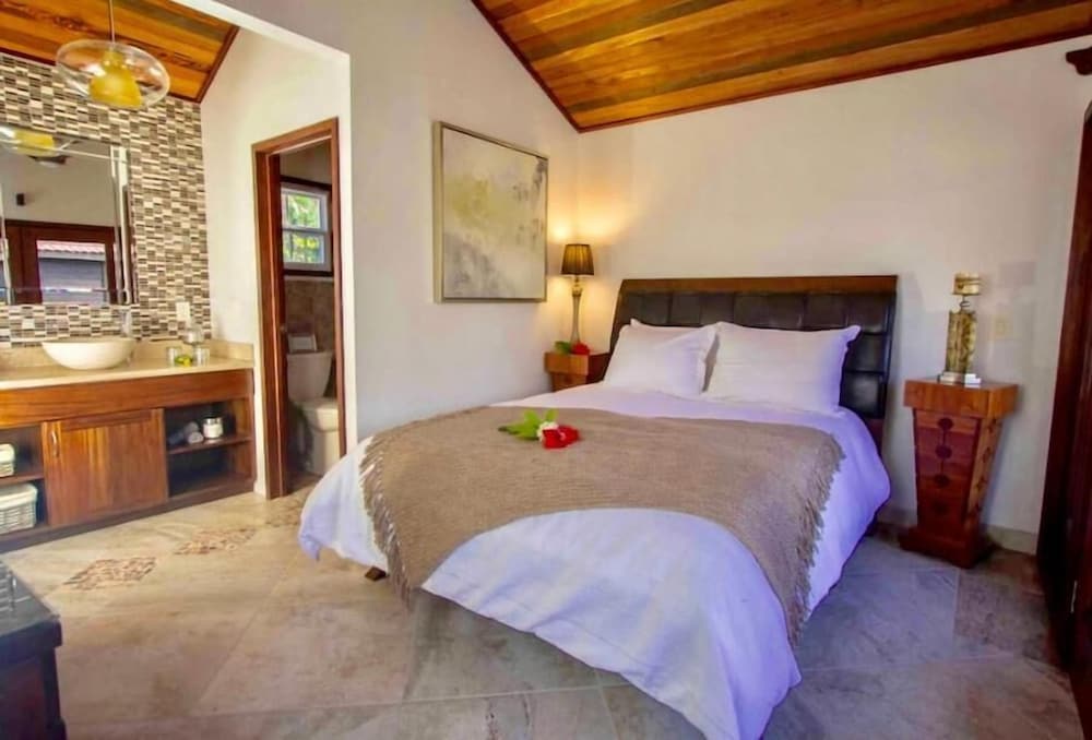 Deluxe Room, 1 Queen Bed, Pool View
