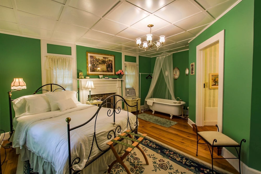 Romantic Room, Ensuite, Mountain View (Juliette)