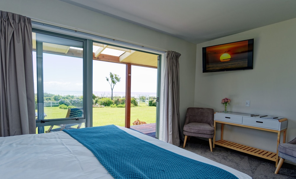 Tasman King Room photo 3