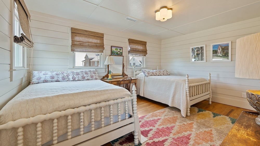 House, Multiple Bedrooms photo 3