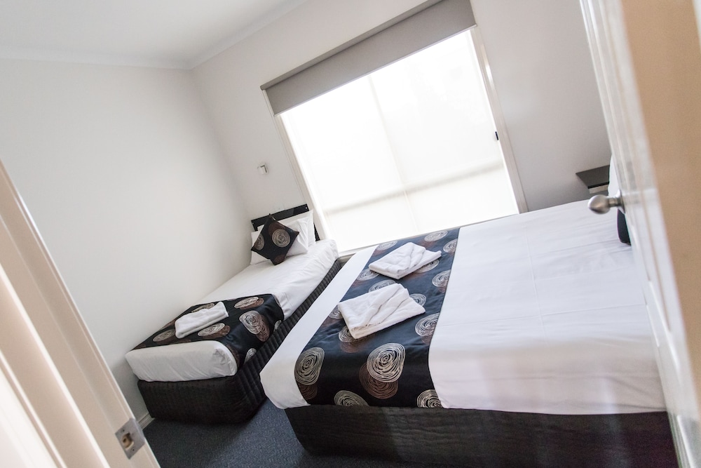 Deluxe Suite, Multiple Beds, Non Smoking, Kitchenette (Walk-in Shower) photo 2