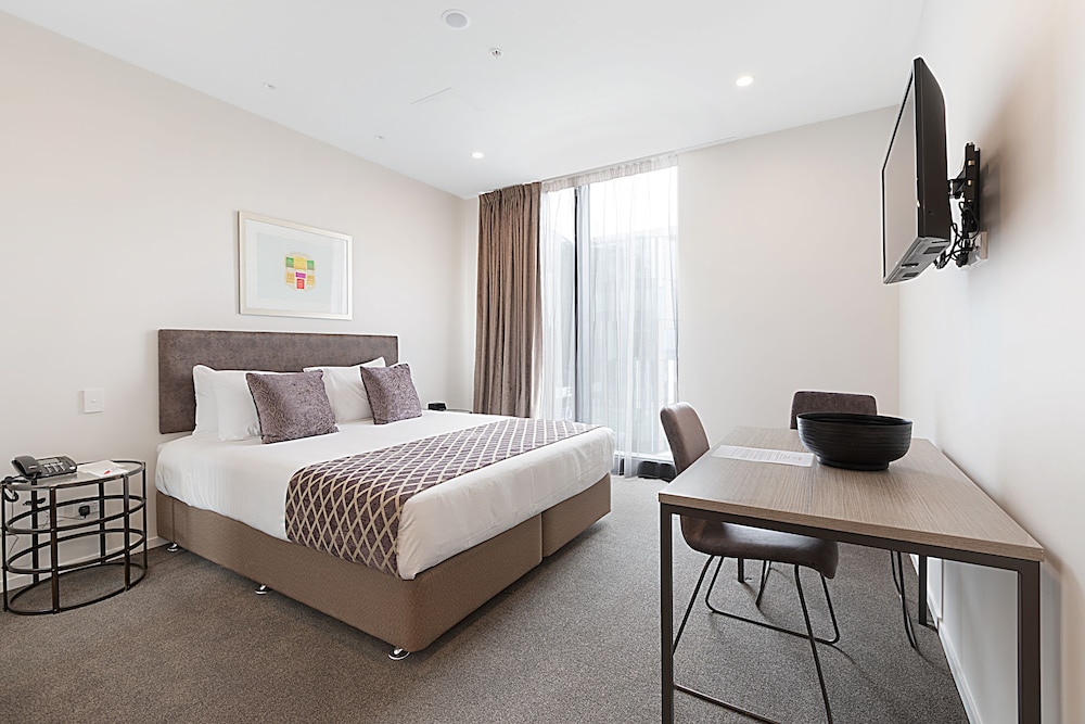 Deluxe Studio, 1 King Bed, Non Smoking photo 1