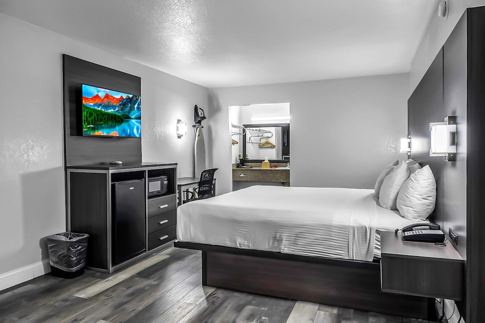 Standard Room, 1 King Bed, Non Smoking, Refrigerator & Microwave photo 2