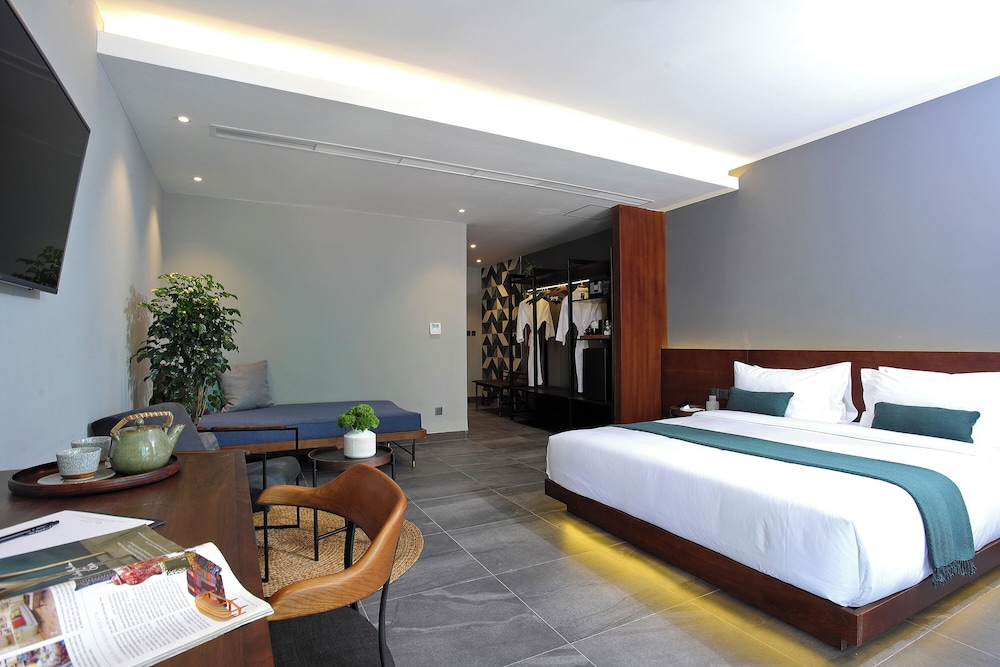 Deluxe Room, 1 King Bed, City View