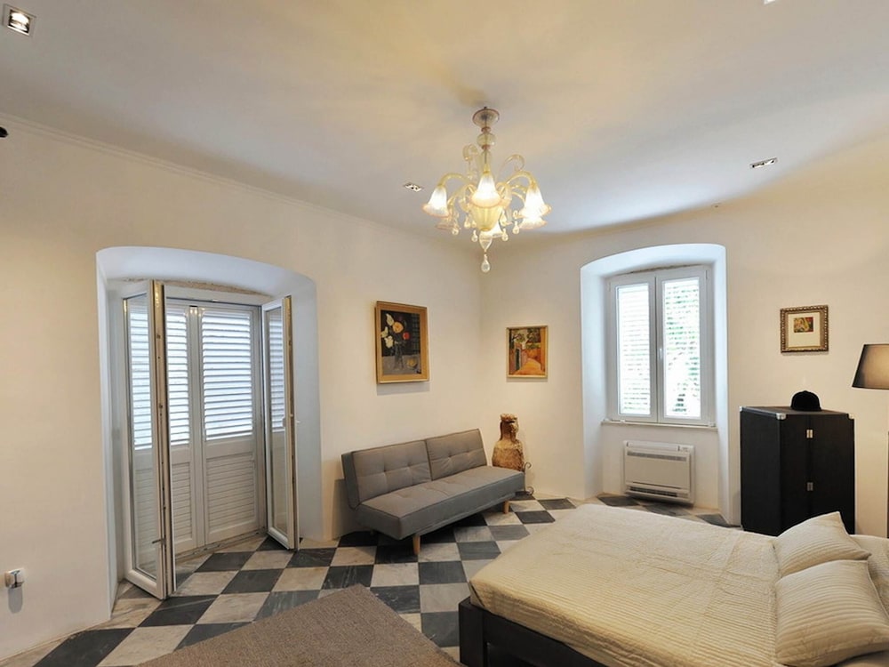 Apartment (Three Bedroom Apartment with Terrace )