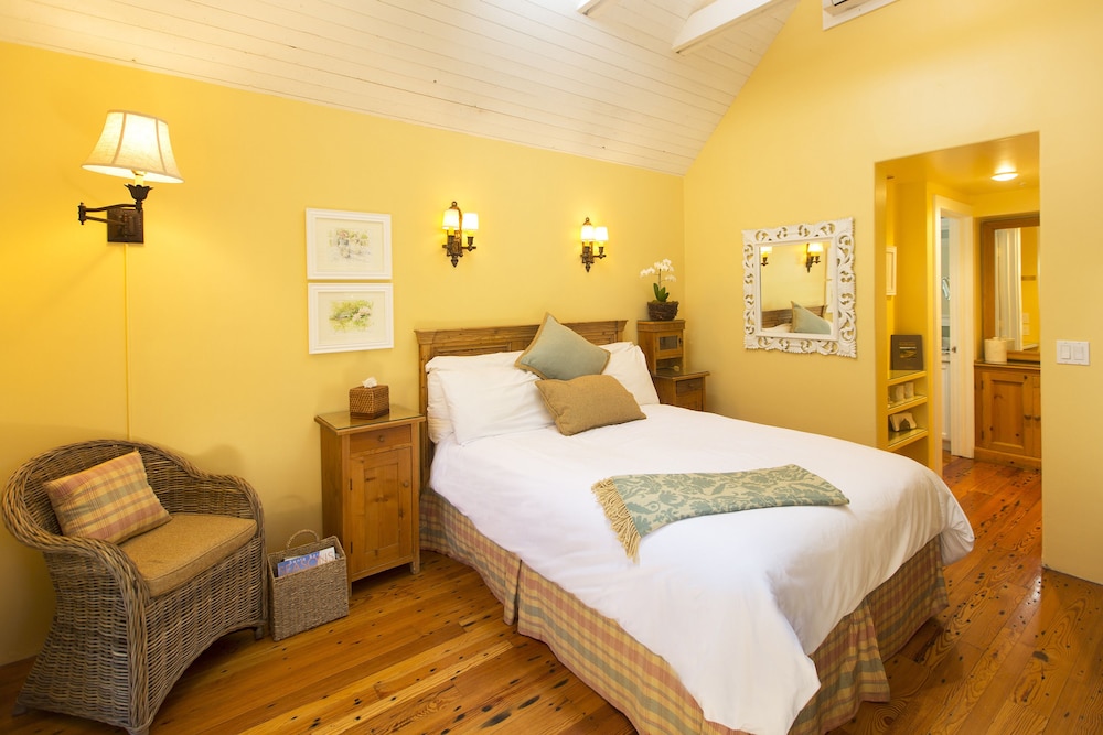 Luxury Bungalow, 1 Queen Bed, Patio, Garden Area (The Garden Room) - Photo 6