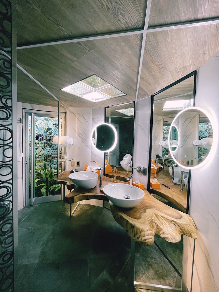Pacific Jacuzzi Suite photo 2