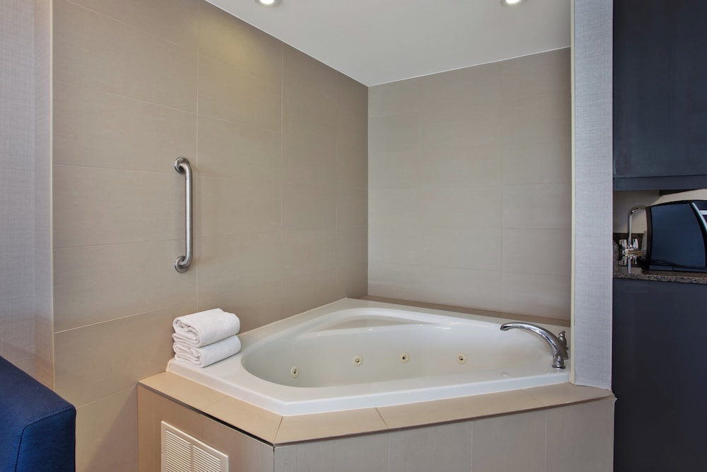 Suite, 1 King Bed, Jetted Tub (Walk-In Shower) photo 2