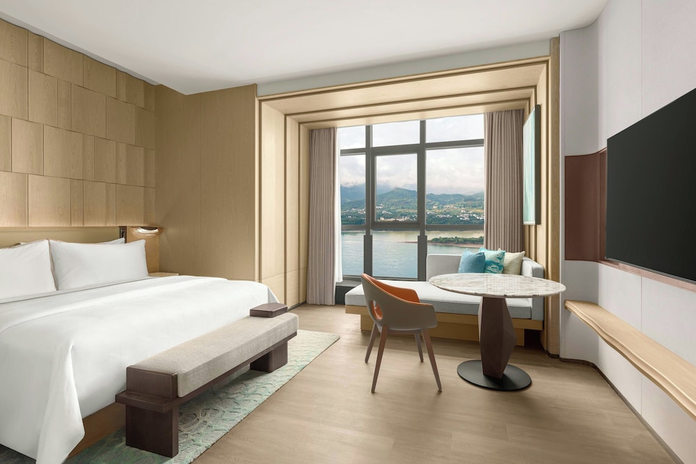 Club Room, 1 King Bed, River View