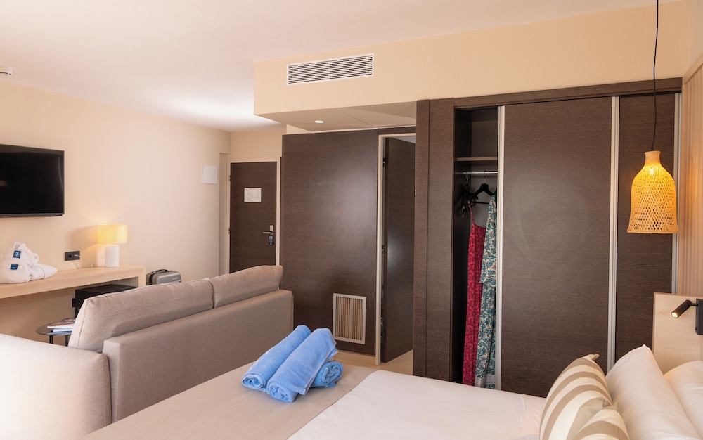 Junior Triple Room, City View (Suite 3 Adults) photo 3