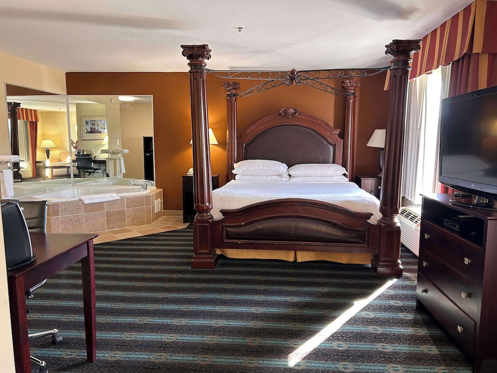 Suite, 1 King Bed, Non Smoking, Jetted Tub photo 3