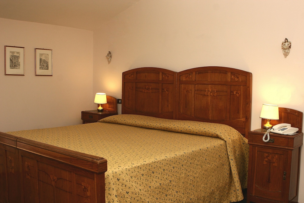Double or Twin Room photo 3