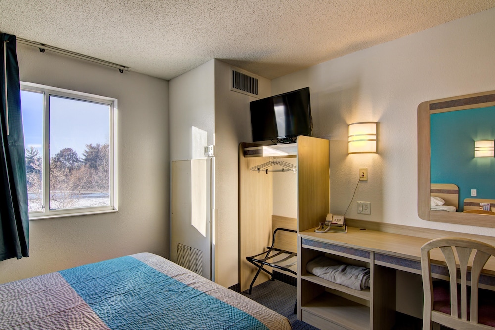 Standard Room, 1 Queen Bed, Non Smoking, Refrigerator & Microwave - Photo 5