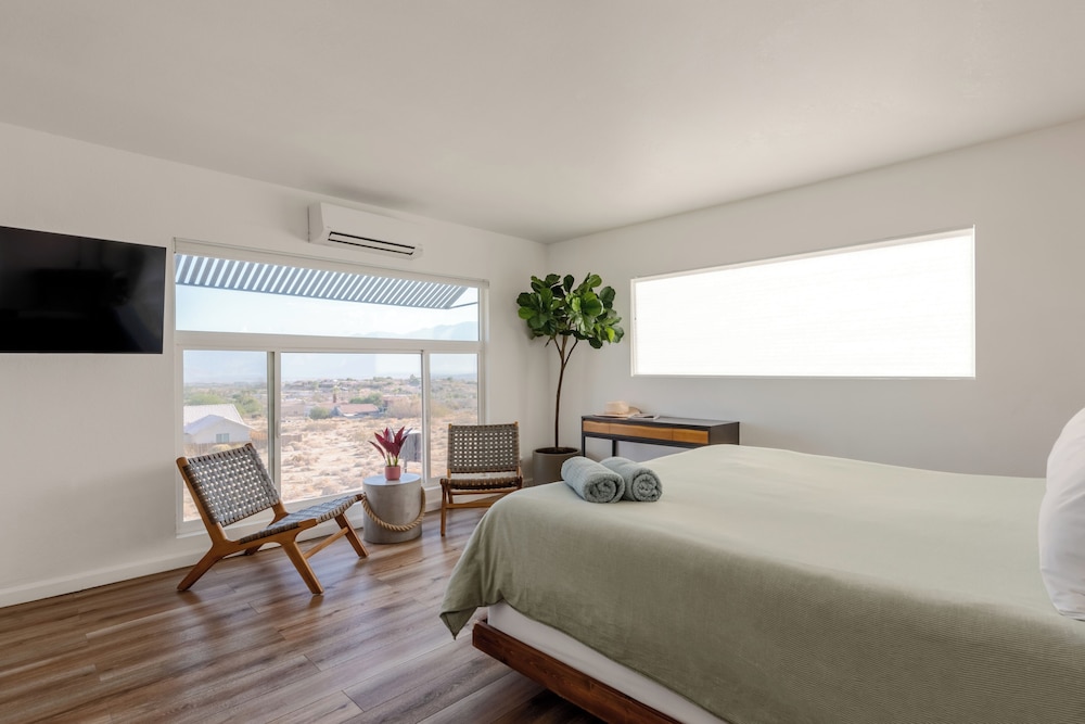 Premium Room, 1 King Bed, Kitchenette, Mountain View
