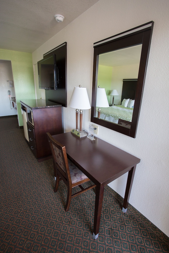 Room, 1 King Bed, Accessible photo 3