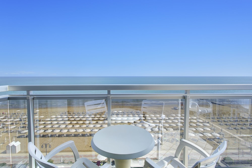 Superior Double Room, 1 Queen Bed, Terrace, Sea Facing (Lettino da spiaggia incluso) photo 3