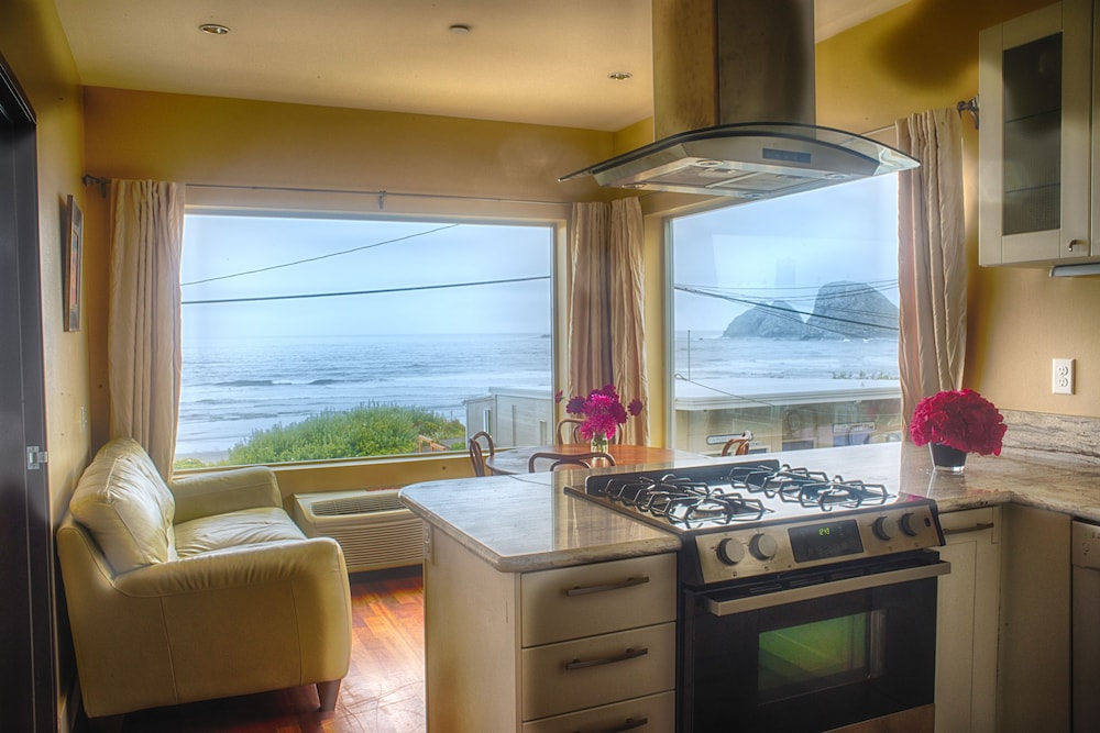 Deluxe Suite, 2 Queen Beds, Ocean View, Corner photo 1