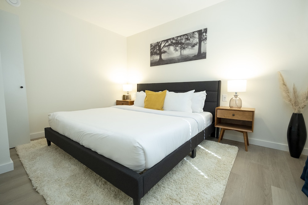 Suite #6 - Deluxe Apartment