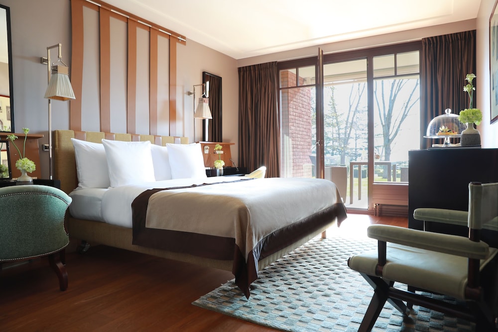 Deluxe Room, 1 King Bed, Lake View - Photo 4