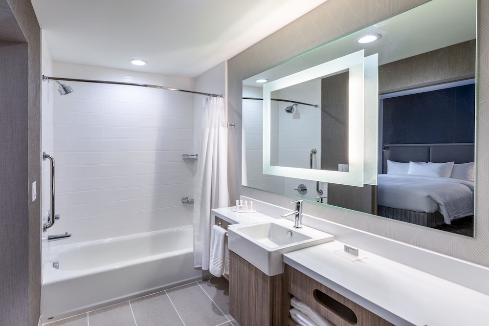 Suite, 2 Queen Beds (Mobility/Hearing Accessible, Tub) - Photo 5