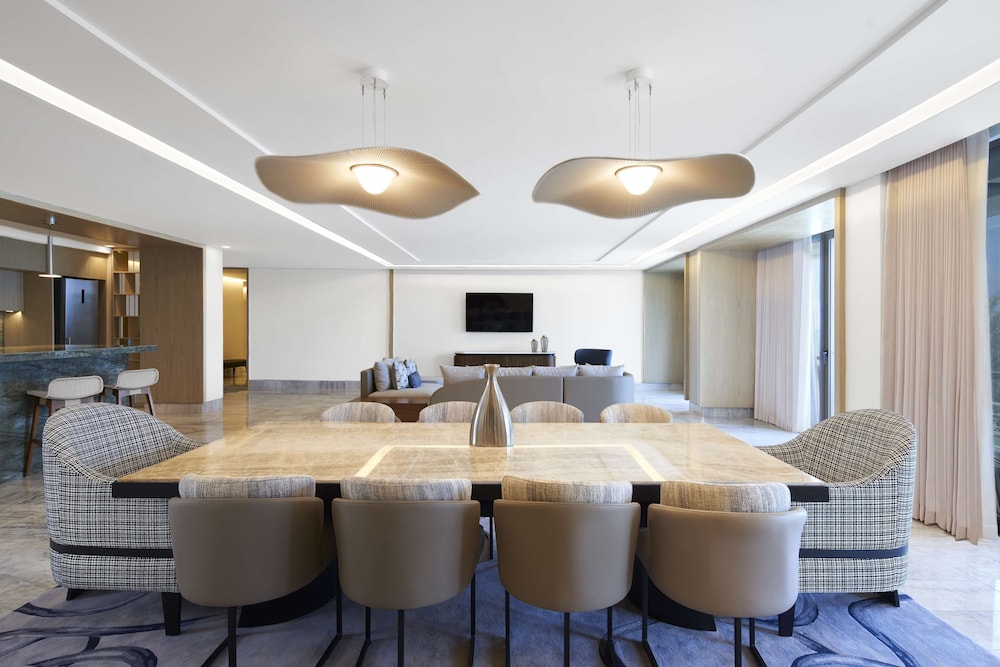 Suite, 1 King Bed (amai)