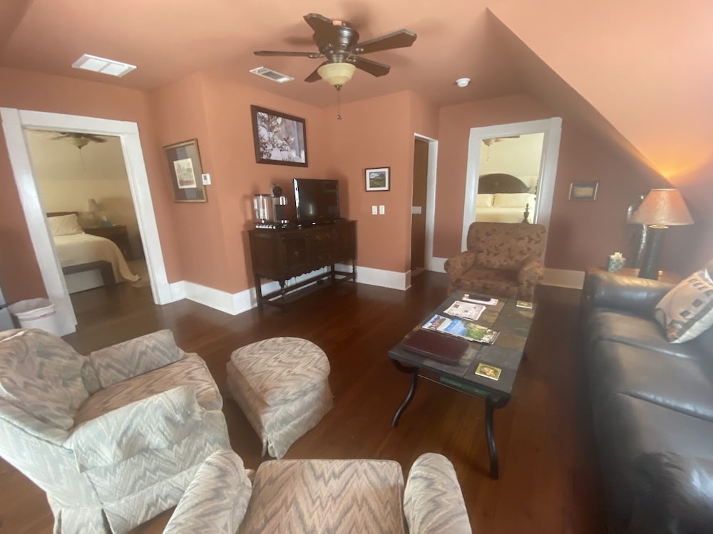 Maple Suite, 1 King Bed, Private Bathroom, Upstairs photo 2