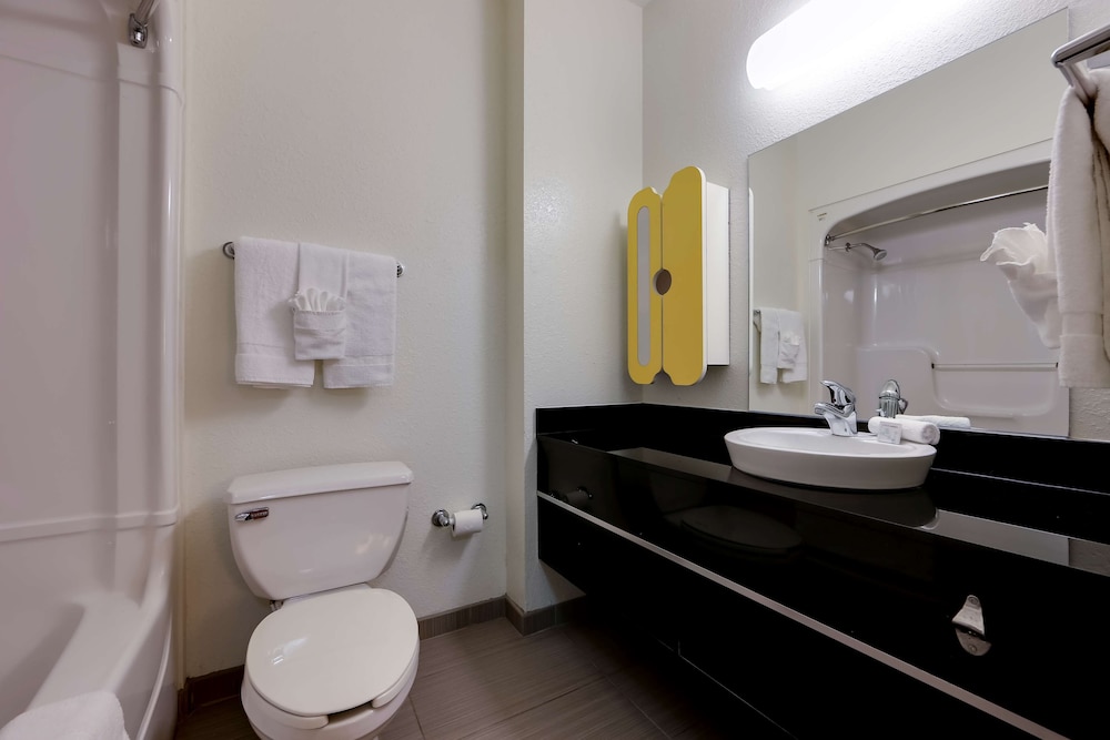 Standard Room, 2 Double Beds, Non Smoking - Photo 9