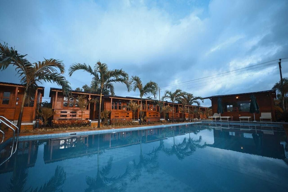 Luxurious Wooden Cottages with Pool View - Photo 4