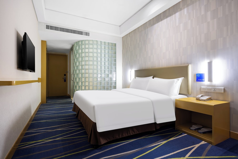 Standard Room, 1 King Bed photo 2