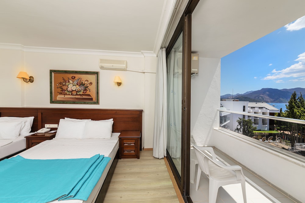 Double or Twin Room, Partial Sea View photo 3
