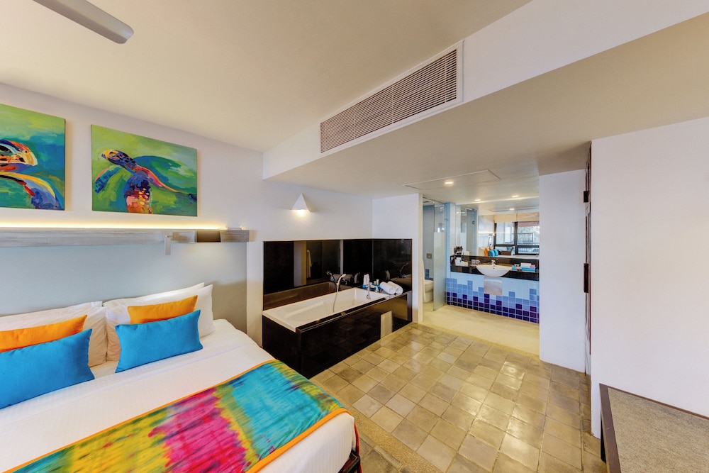 Middle Suite with Balcony - Discounts (10% on Food and Beverage, 15% on SPA) photo 1