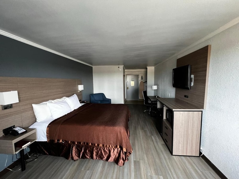 Room, 1 King Bed, Accessible, Non Smoking (Tub with Grab Bars) photo 2