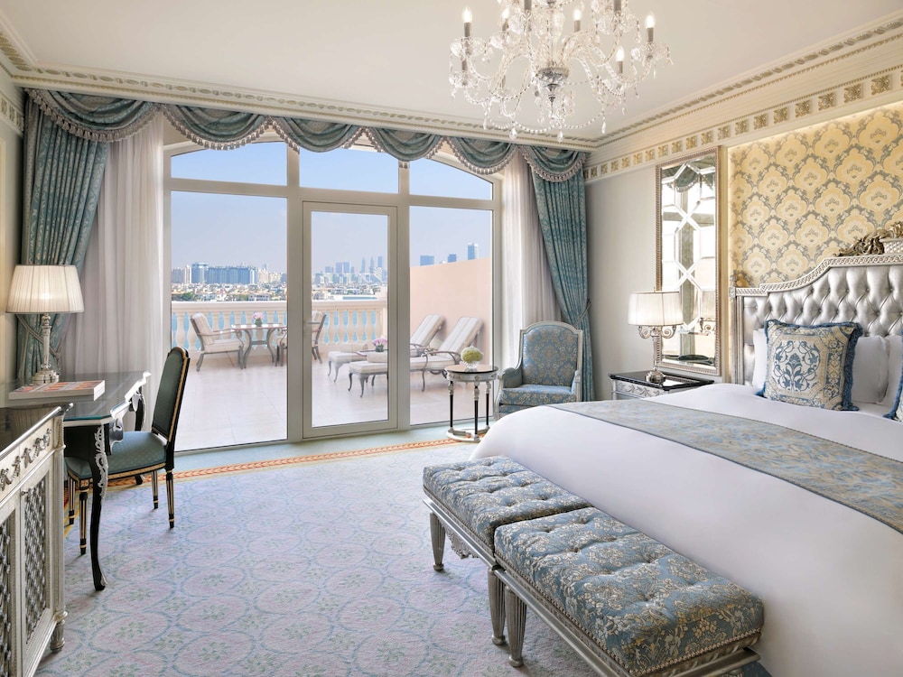 Raffles Club Palm Room, Club Lounge Access