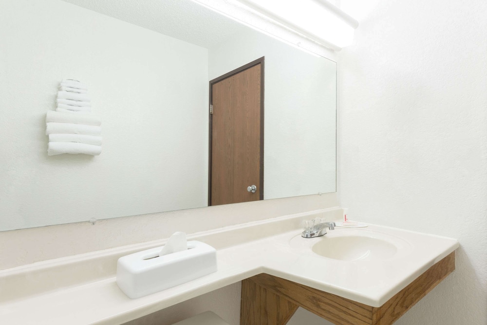 Standard Room, 2 Queen Beds - Photo 4